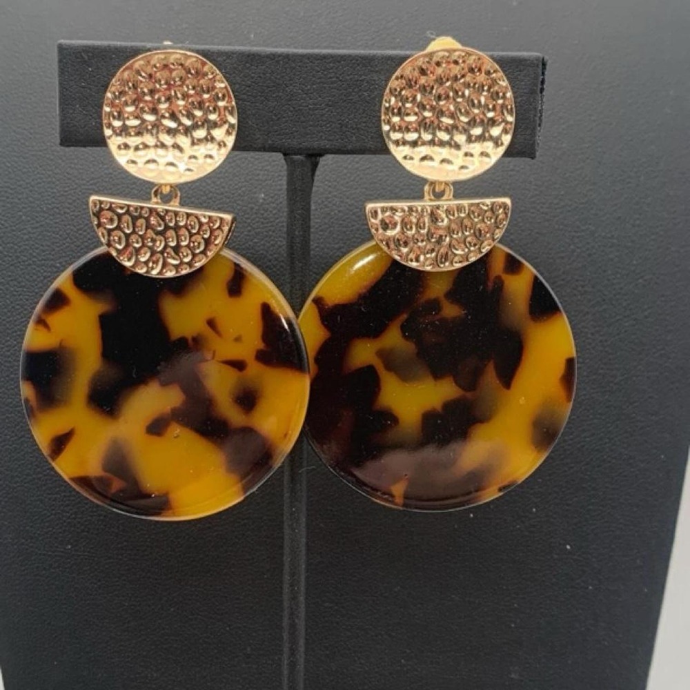 Faux Tortoise shell clip on earrings with textured gold tone accents
